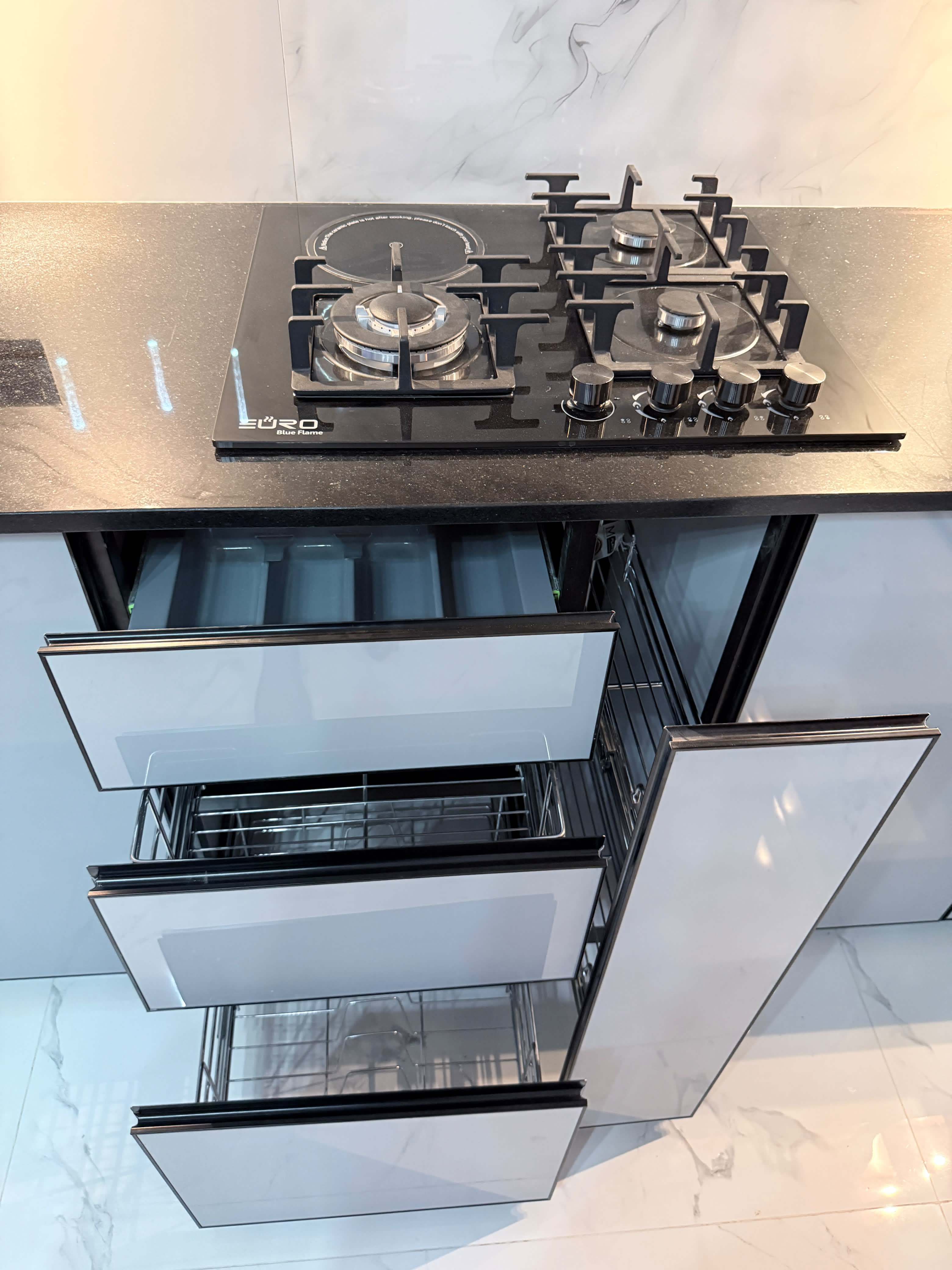 White kitchen with soft-close drawers and gas hob